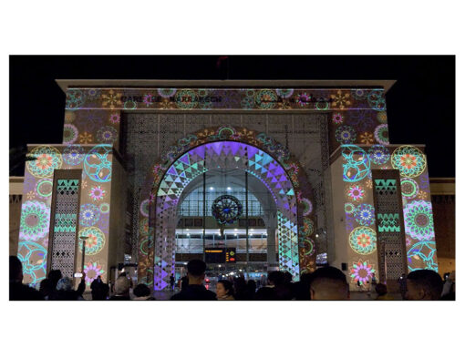 Au croisement du geste, gare de Marrakech, Maroc, novembre 2023