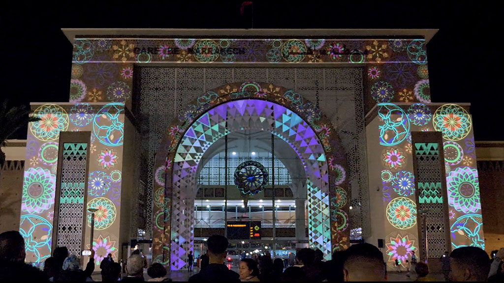 Au croisement du geste, gare de Marrakech, Maroc, novembre 2023